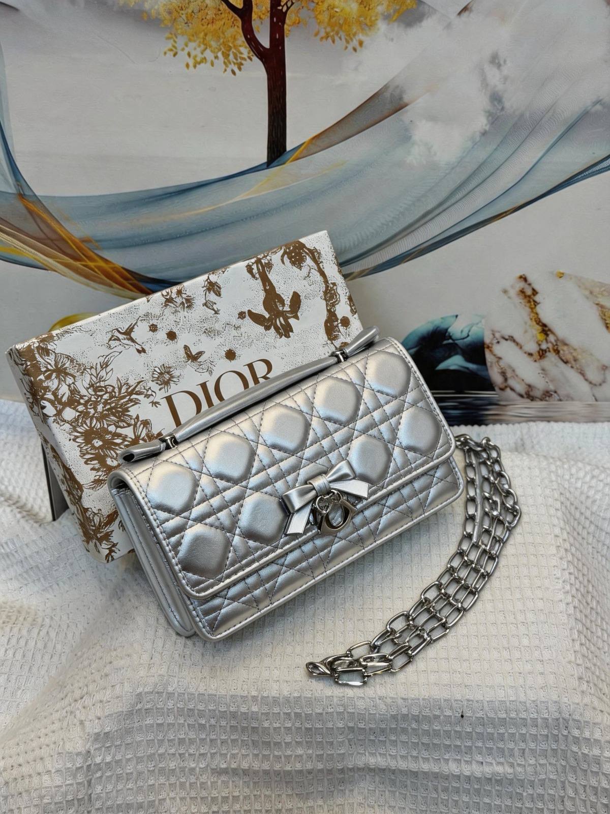 DIOR

Best quality 
with box

105 dhs🇦🇪🇦🇪


size 21CM

Zain290
♥️♥️♥️
