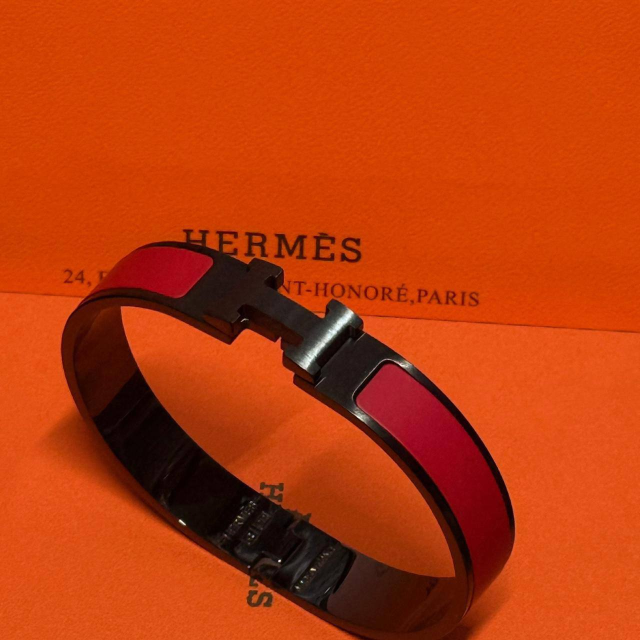 Hermes ❤️‍🔥*
Bangle ✨
Master quality 💯
Size 17,19,21
With normal boxes 📦 
55 dhs✅
With master box 🗃️ 
70 dhs✅

Zain216
♥️♥️♥️