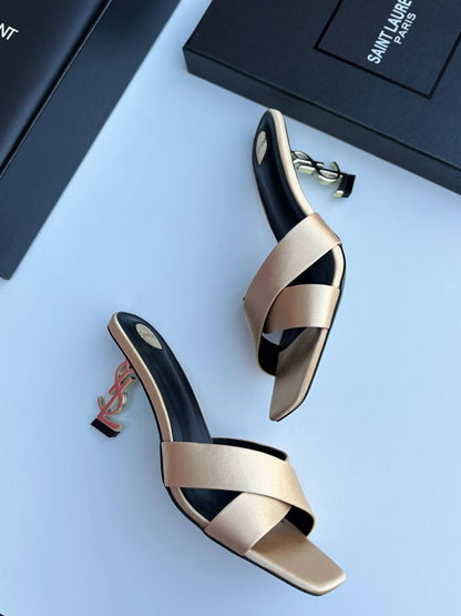 YSL
120 dhs🪙💕
Size 36-42

Zain55
♥️♥️♥️
