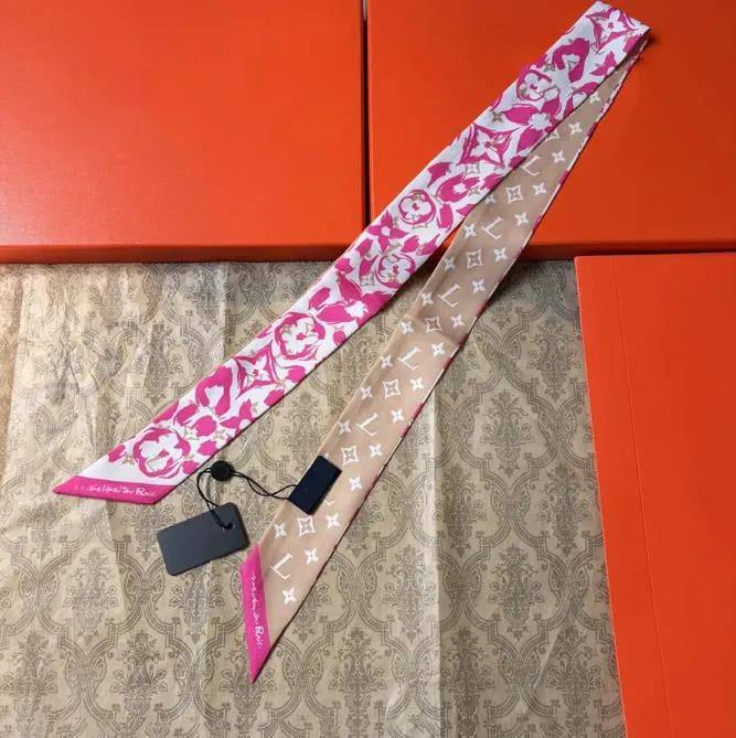 Scarf silk  
45 dhs🇦🇪🇦🇪 with box

Zain312
♥️♥️♥️
