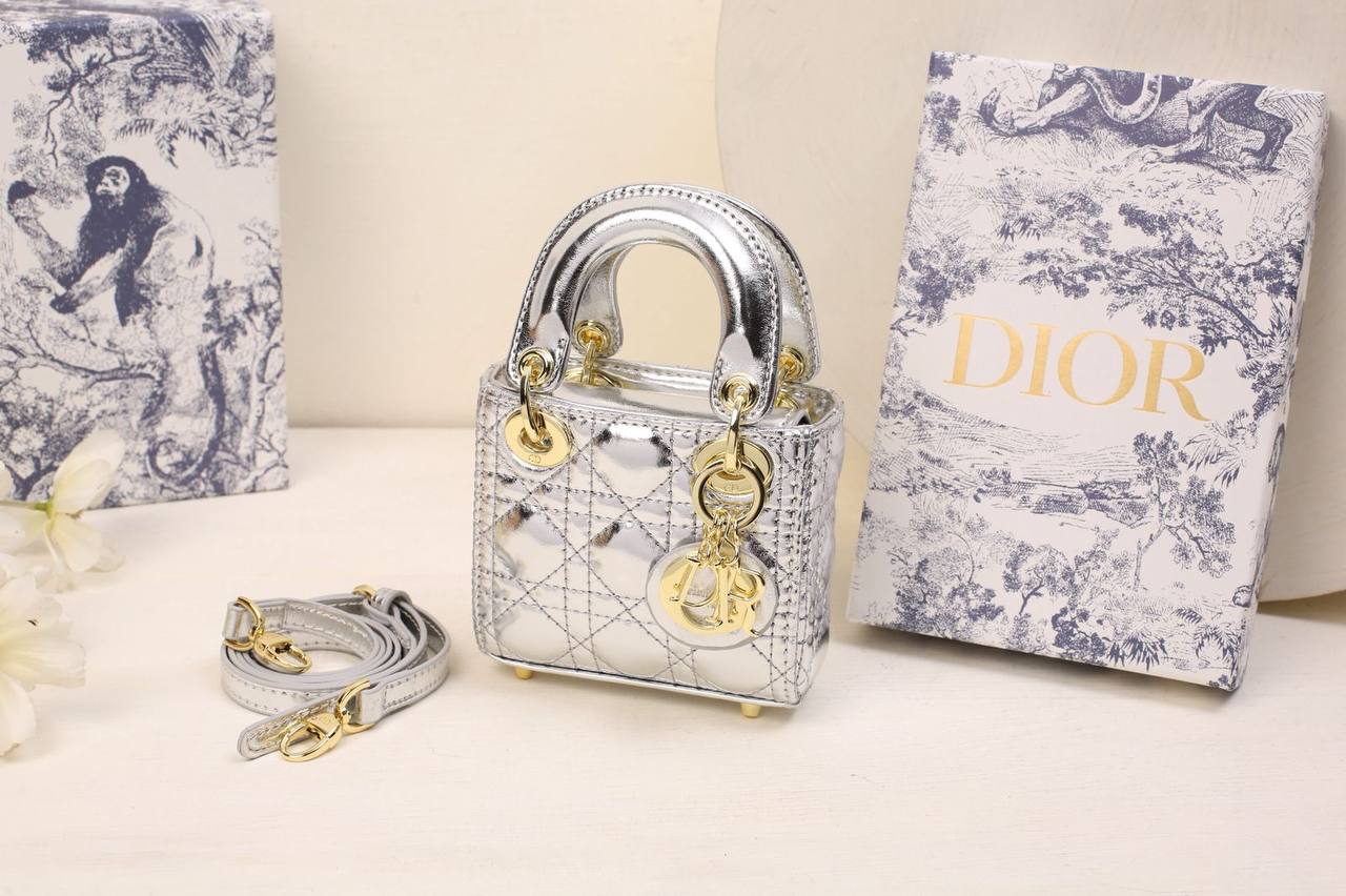Dior

withbox 
🎁🎁🎁

100 dhs✅

Zain143
♥️♥️♥️