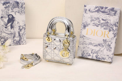 Dior

withbox 
🎁🎁🎁

100 dhs✅

Zain143
♥️♥️♥️
