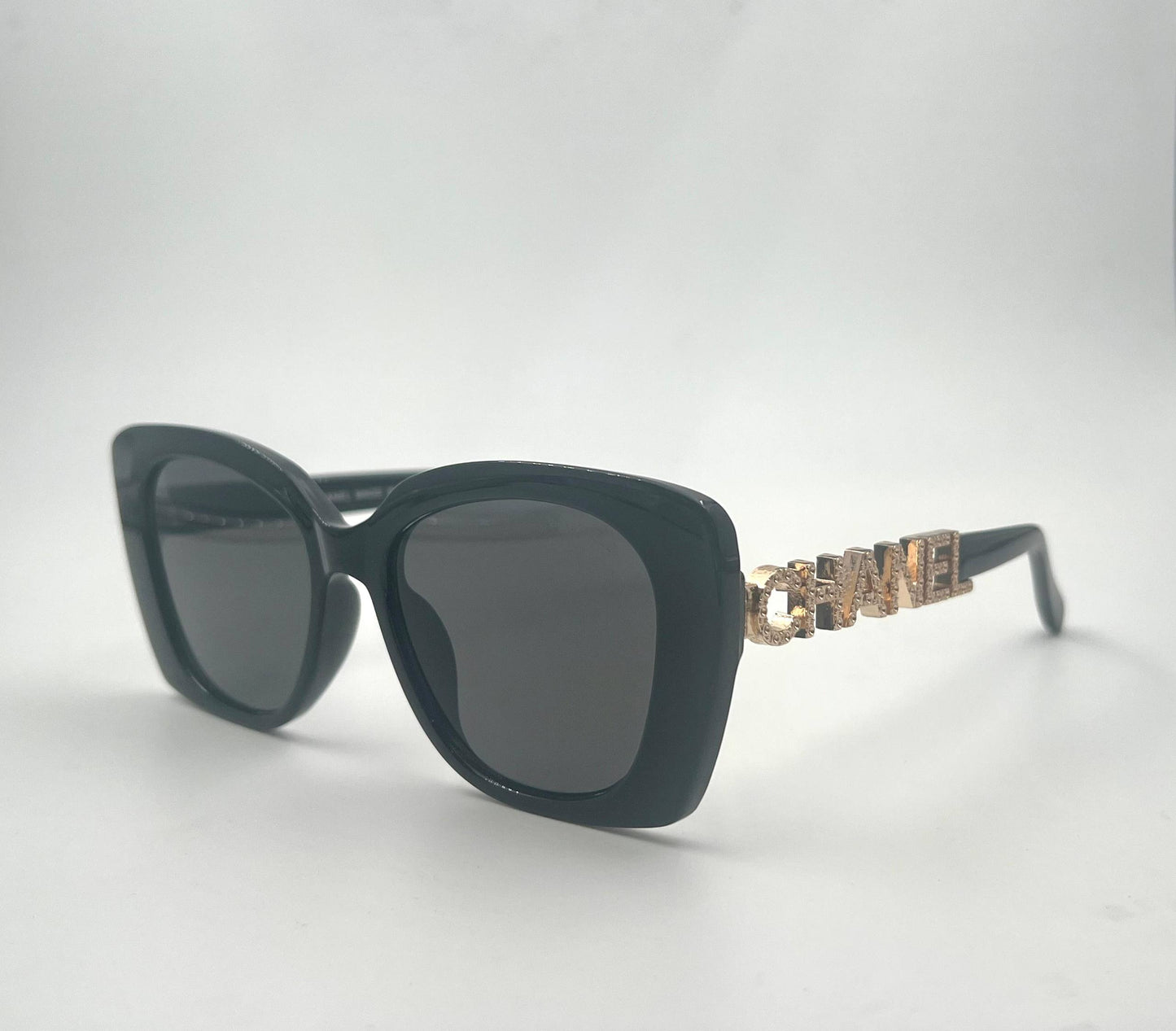 Chanel
Sunglasses 🕶️ 
good quality 💯

With master box 🗃️ 
50 dhs🌺

Zain273
♥️♥️♥️