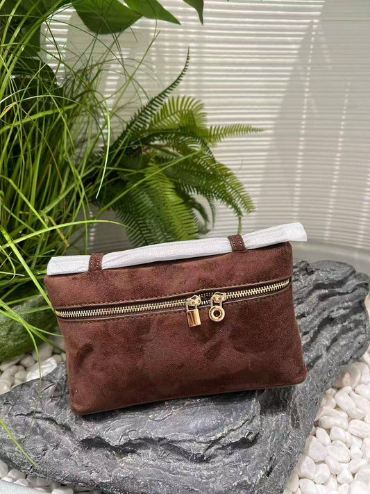 Loro Piana
85 dhs🪙🌨️
size：19cm
Good quality 

with box
🎁🎁🎁

Zain35
♥️♥️♥️