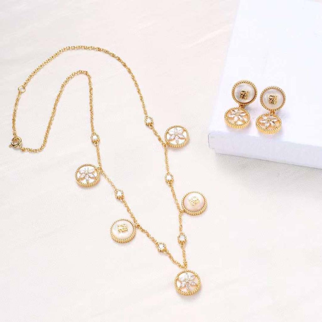 CH SET 

MASTER✨💫
NECKLACE EARRINGS

120 DHS 🇦🇪🇦🇪

WITH BOX AND PAPER BAG🛍️🎁

Zain89
♥️♥️♥️
