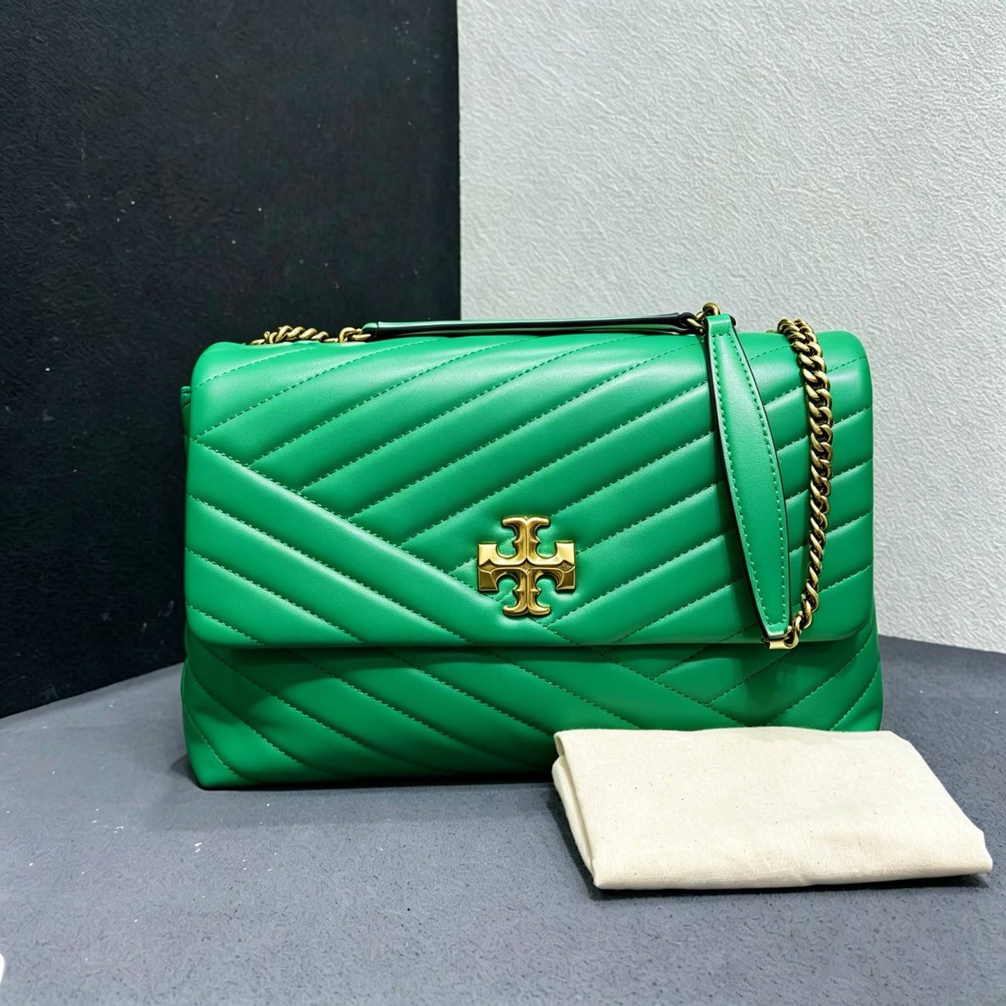 TORY BURCH 
GOOD QUALITY
 WITH BOX 
95 dhs✅

Zain295
♥️♥️♥️
