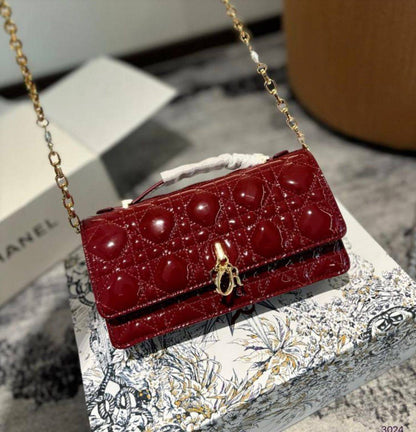 Dior
100 dhs✅
with box
🎁🎁🎁

size 21×4×12cm

Zain42
♥️♥️♥️
