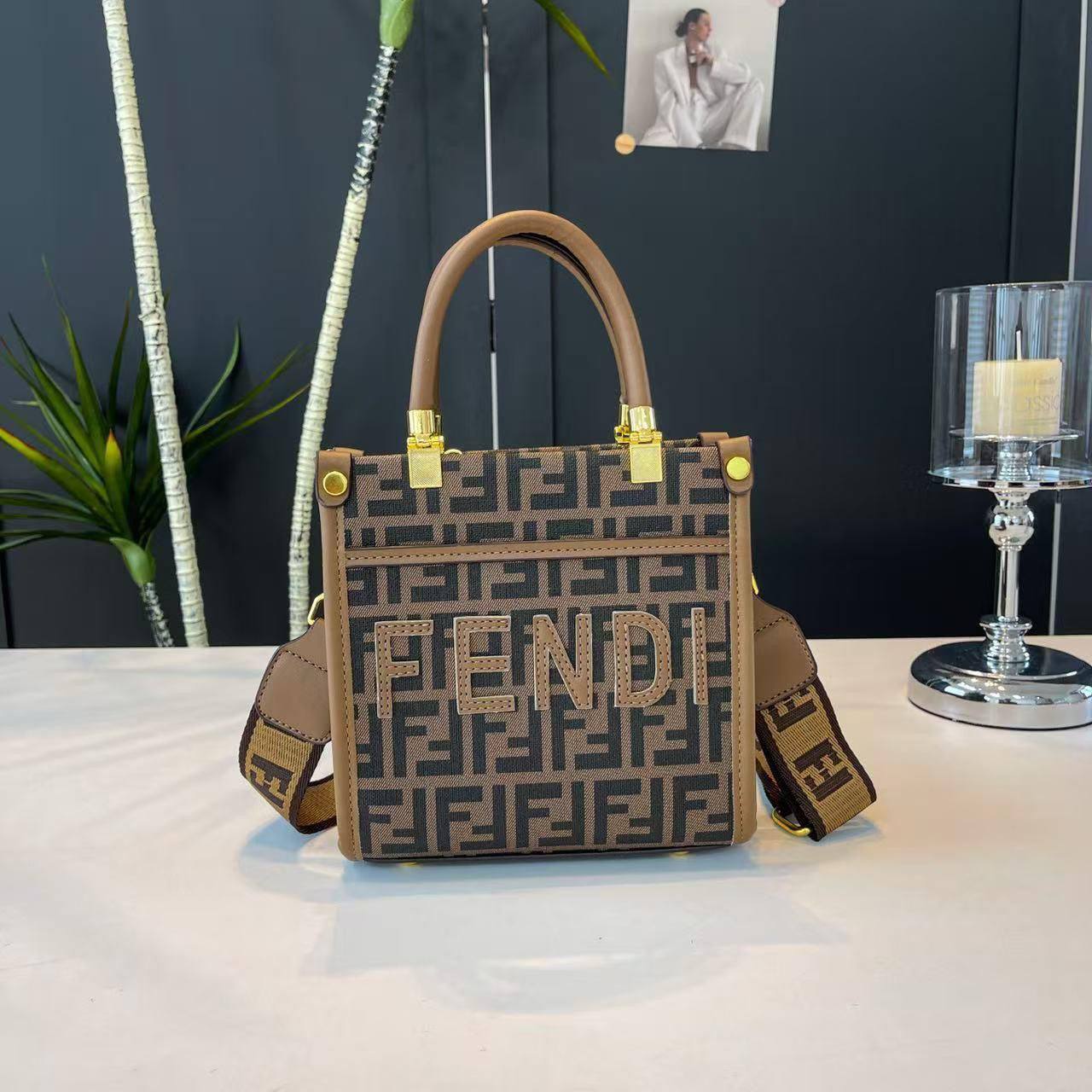 Fendi
19*19*7 cm
70 dhs🌺

Zain17
♥️♥️♥️