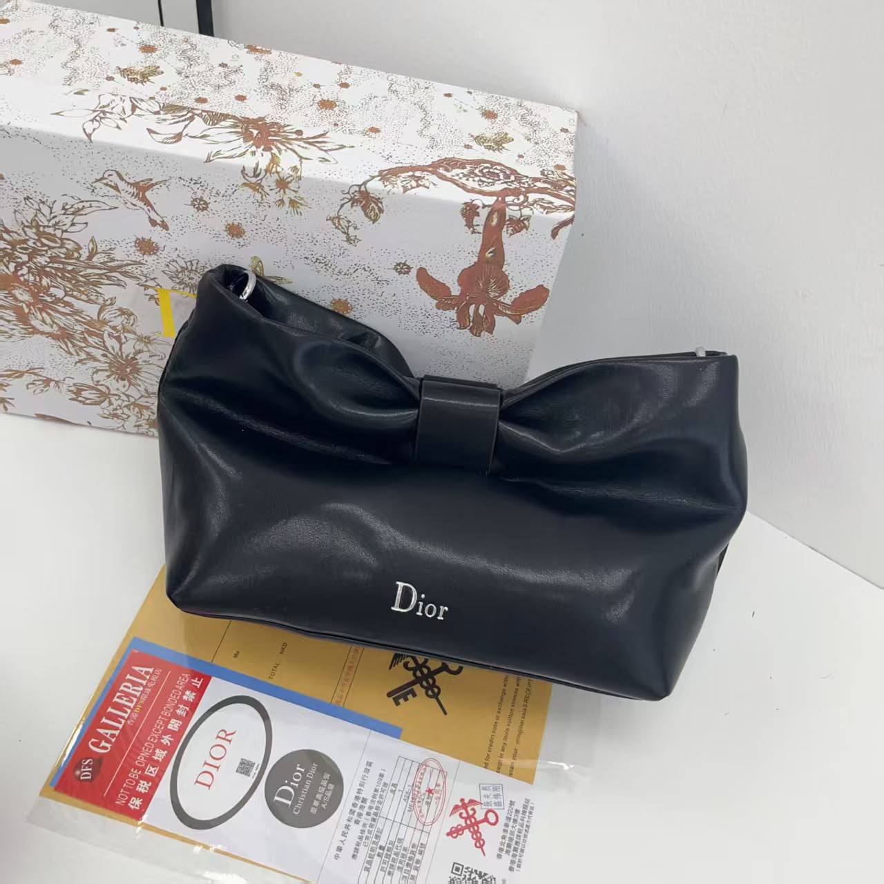 Dior
90 dhs🇦🇪🇦🇪
with box

Zain265
♥️♥️♥️