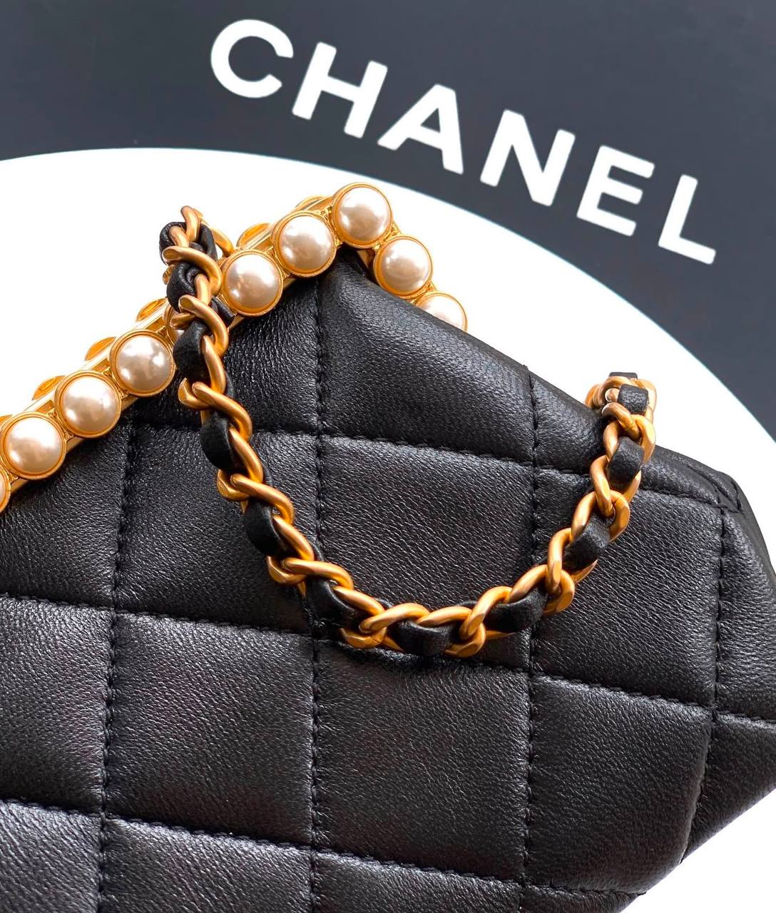 CHANEL
 COPY ONE 
 WITH BOX 
150 dhs💓

Zain295
♥️♥️♥️