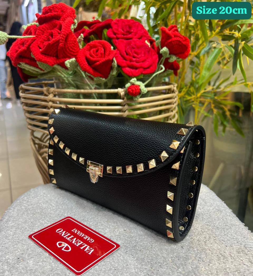Valentino
Good quality 

with box 🎁🎁🎁

115 dhs💓

Zain186
♥️♥️♥️