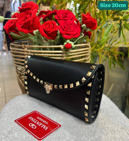 Valentino
Good quality 

with box 🎁🎁🎁

115 dhs💓

Zain186
♥️♥️♥️