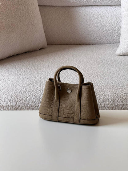 Hermes garden party 
💕master quality😍with box❤️
18 CM 340 dhs🪙🌨️
24 Cm 340 dhs🪙🌨️
30 CM 380 dhs🪙🌨️

Zain52
♥️♥️♥️