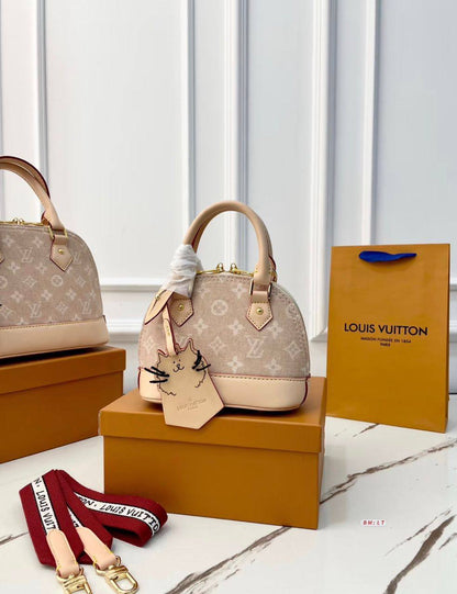 LV
100 dhs✅
SIZE：20cm
Good-quality 

with box
🎁🎁🎁

Zain35
♥️♥️♥️