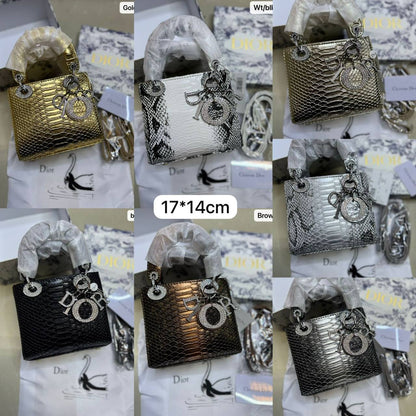 🌹  Lady Dior rare materials
1️⃣ First quality +🎁
Size : 17 * 14 * 7 cm
110 dhs✅
with box 🎁

Zain115
♥️♥️♥️