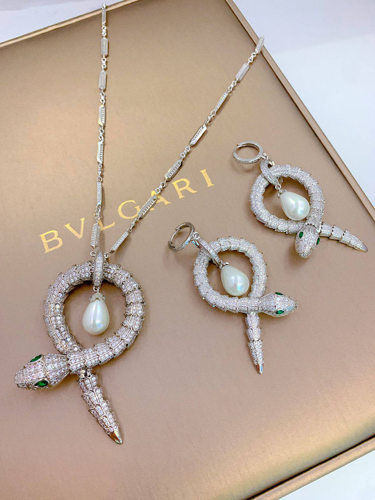 BVLGARI MASTER
SET 💫✨
NECKLACE EARRINGS

380  DHS 

WITH BOX AND PAPER BAG🎁🛍️

Zain89
♥️♥️♥️