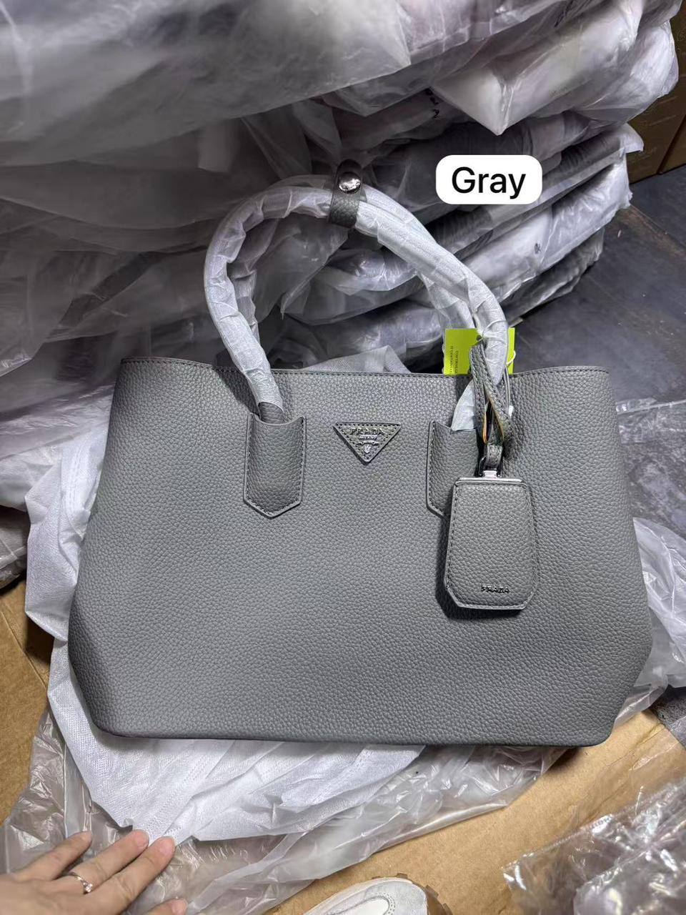 💞 Prada big 2 in 1
 1⃣️ First quality 
Size : 34 * 25* 20  cm
80 dhs✅

Zain115
♥️♥️♥️