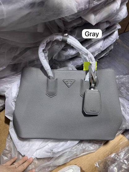 💞 Prada big 2 in 1
 1⃣️ First quality 
Size : 34 * 25* 20  cm
80 dhs✅

Zain115
♥️♥️♥️