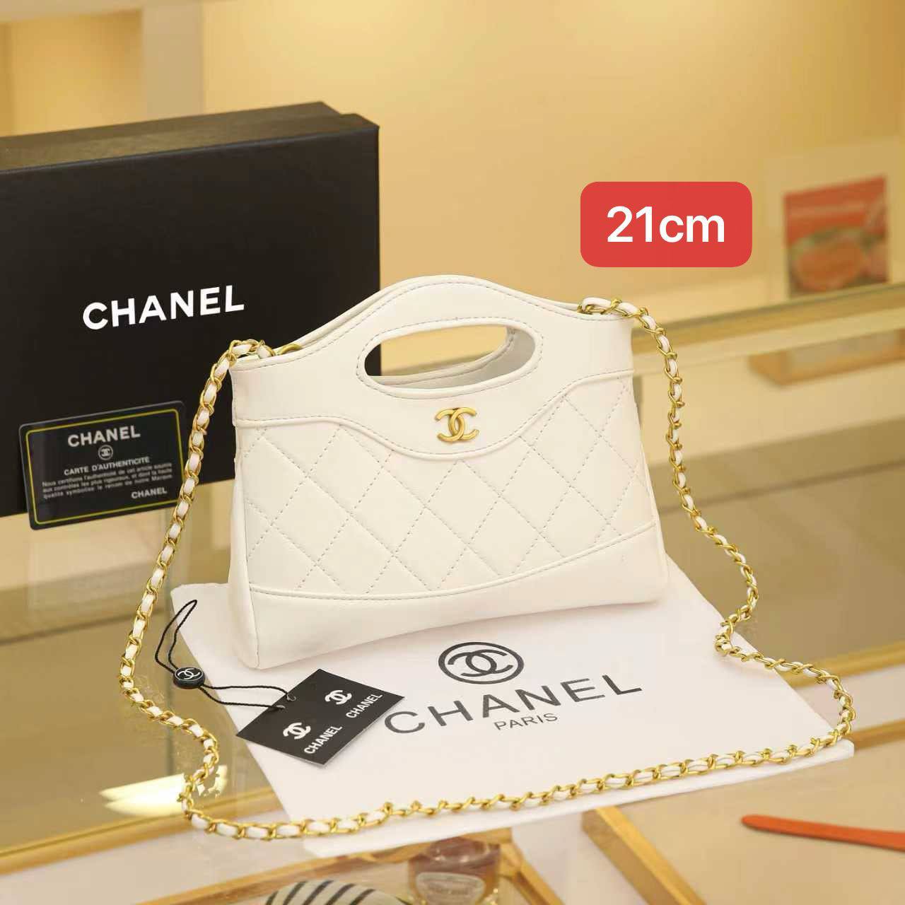 Chanel
21cm 
with box 
95 dhs💓

Zain168
♥️♥️♥️