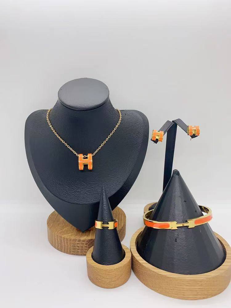 Stainless steel SET 💯*
Necklace ❤️‍🩹
Earring 🍁
Breslat ❣️
Ring free size 
With normal boxes 📦 
And paper bag 🛍️
45 dhs🇦🇪

Zain216
♥️♥️♥️