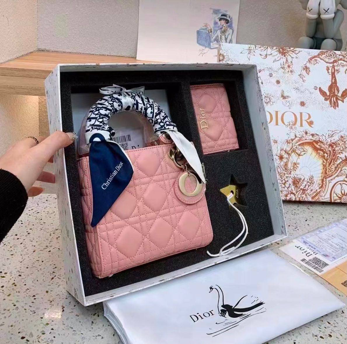 DIOR 
 GOOD QUALITY 
FULL SET WITH BOX 
130 dhs💛

Zain295
♥️♥️♥️