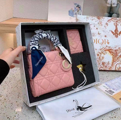 DIOR 
 GOOD QUALITY 
FULL SET WITH BOX 
130 dhs💛

Zain295
♥️♥️♥️