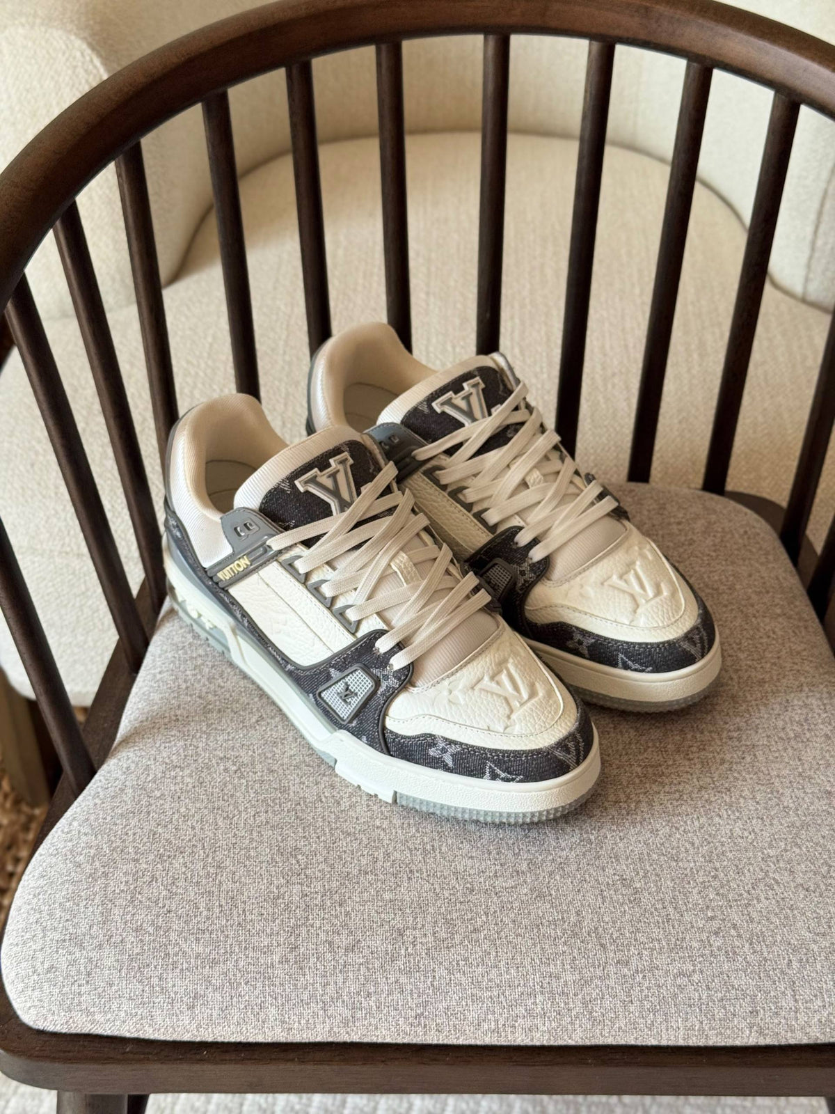 LV Sneaker 

AAA Quality

 size:40 to 46 

560 dhs🇦🇪🇦🇪

Zain185
♥️♥️♥️