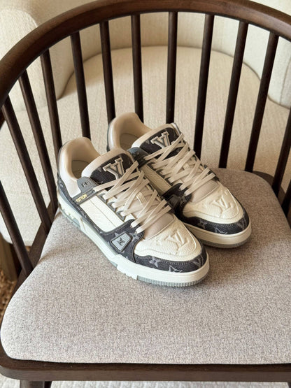 LV Sneaker 

AAA Quality

 size:40 to 46 

560 dhs🇦🇪🇦🇪

Zain185
♥️♥️♥️