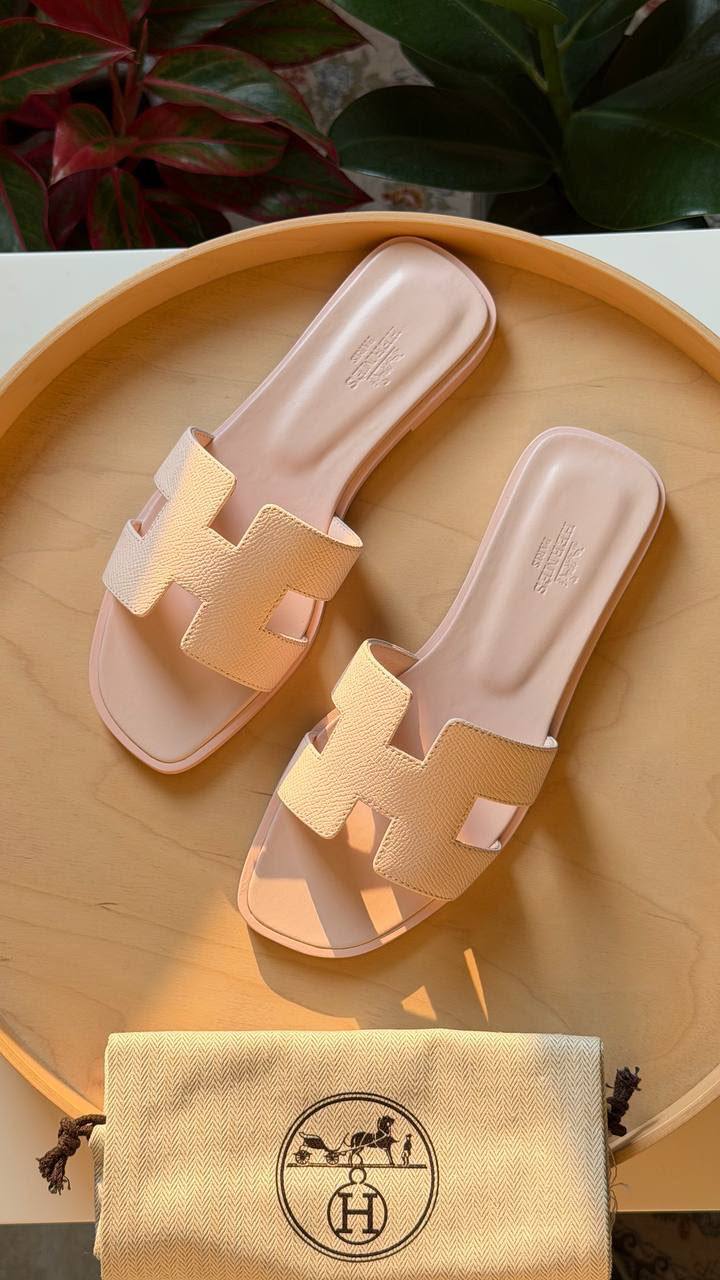 Hermes

Available

Master quality 
Size: 36 to 41 

430 dhs🇦🇪🇦🇪

Zain318
♥️♥️♥️