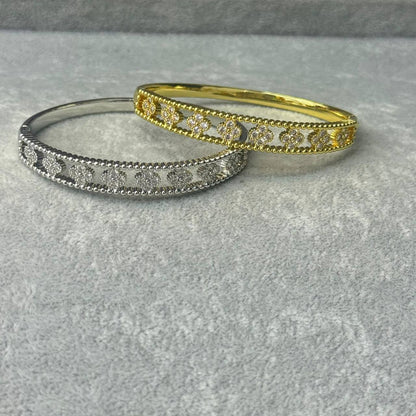 VCA 
Bangle 🦋
Ring 💍 size available 👇
6,7,8,9
Master quality 💯
With normal boxes 📦 
125 dhs💓
With master box 📦 
145 dhs💓

Zain216
♥️♥️♥️