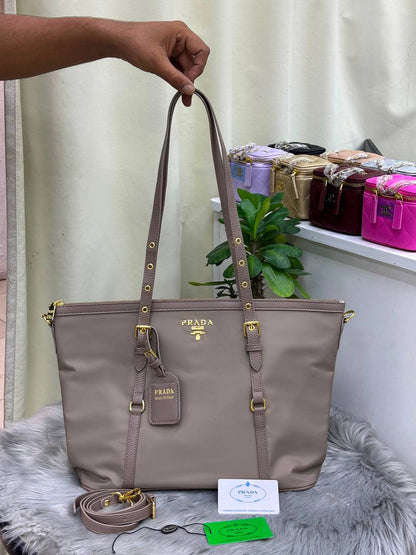 PRADA
SIZE  ………36CM
110 dhs🇦🇪🇦🇪

Zain244
♥️♥️♥️