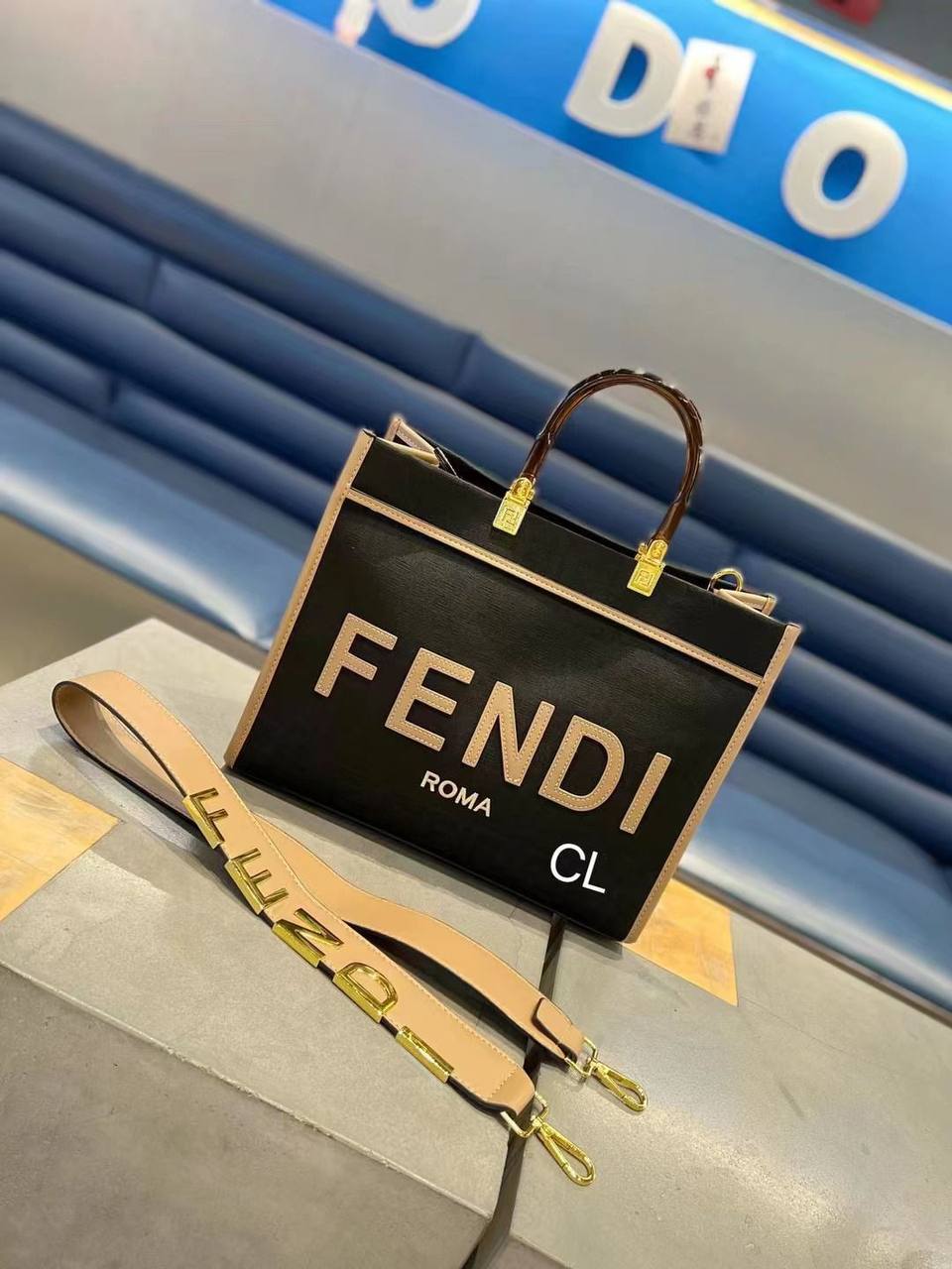 Fendi
110 dhs💓

Zain136
♥️♥️♥️