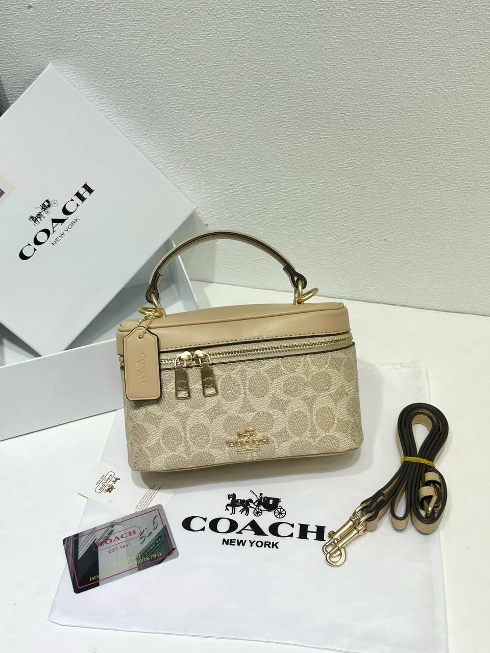 Coach

Best quality

With box’s

100 DHS🇵🇸🇵🇸

size 18cm

Zain158
♥️♥️♥️