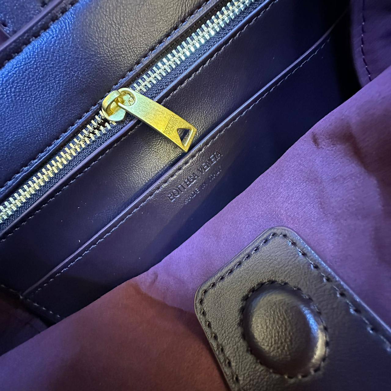 BOTTEGA 
NEW CAME GOOD QUALITY 
WITH BOX 
🎁🎁🎁

115 dhs💓
Size: 25cm

Zain39
♥️♥️♥️