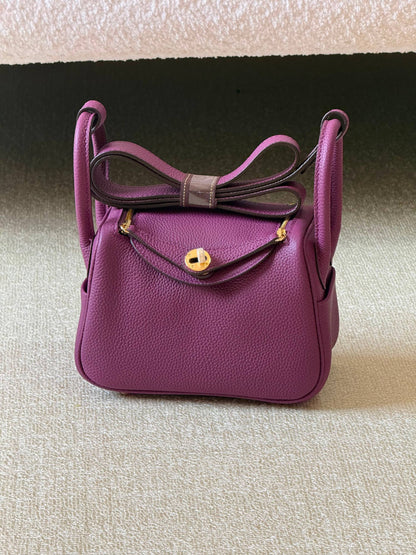 Hermes mini Lindy 18cm💥Master quality ✅with box 📦 
340 dhs✅

Zain51
♥️♥️♥️