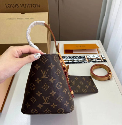 LV
 NEW CAME GOOD QUALITY 

WITH BOX 
🎁🎁🎁

100 dhs🌺

Zain39
♥️♥️♥️