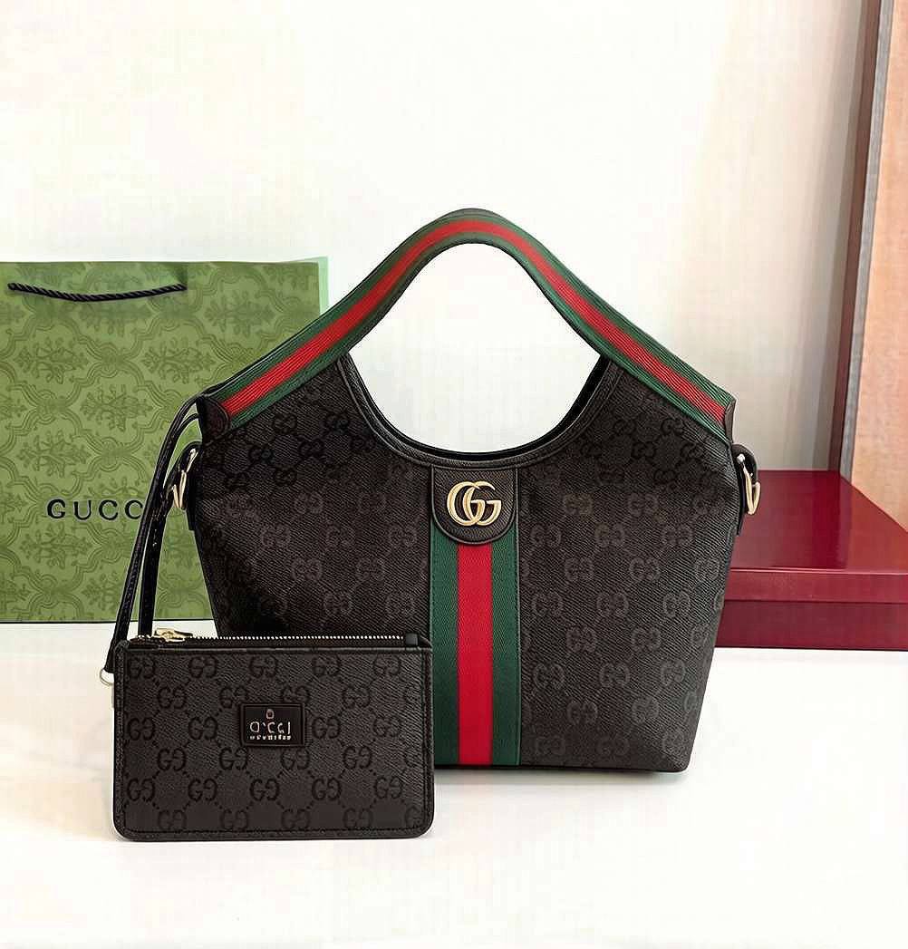 GUCCI 
COPY ONE NEW CAME 
SMALL SIZE 

WITH BOX 
🎁🎁🎁

150 dhs💓

Zain39
♥️♥️♥️