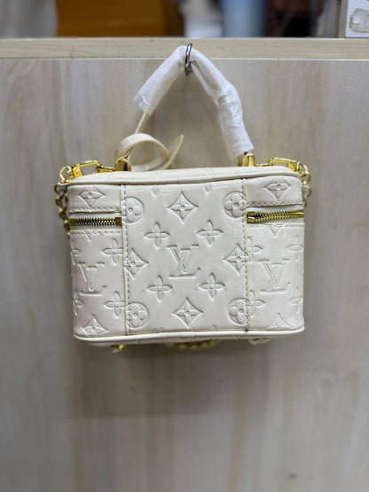 🌟 LV Vanity
1️⃣ First quality +🎁
Size :  18 * 12 cm
85 dhs✅
with box🎁

Zain115
♥️♥️♥️