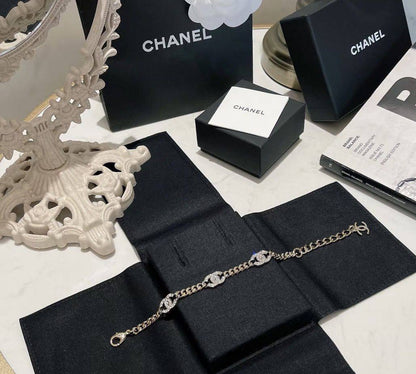 CHANEL SET ❤️‍🔥*
Necklace ✨ 
Earring 💥
Bracelet 🦋
Master quality 💯
With normal boxes 🗃️ 
130 dhs✅
With master box 📦 
140 dhs✅

Zain216
♥️♥️♥️