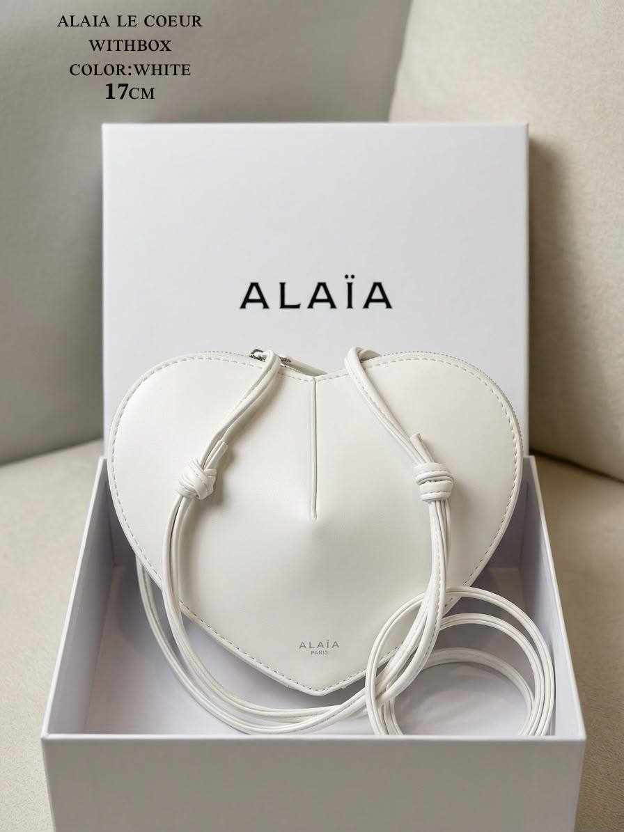 Alaia
 ʟᴇ ᴄᴏᴇᴜʀ ʜᴇᴀʀᴛ sʜᴀᴘᴇ ᴄʀᴏssʙᴏᴅʏ 
sɪʟᴠᴇʀ ʜᴀʀᴅᴡᴀʀᴇ  
𝟐ᴢɪᴘ ᴄʟᴏsᴜʀ  ᴀᴅᴊᴜsᴛᴀʙʟᴇ sᴛʀᴀᴘ 
ᴀʟᴀɪᴀ ᴅᴜsᴛ ʙᴀɢ
ᴡɪᴛʜʙᴏx
🎁🎁🎁

125 dhs✅

Zain56
♥️♥️♥️