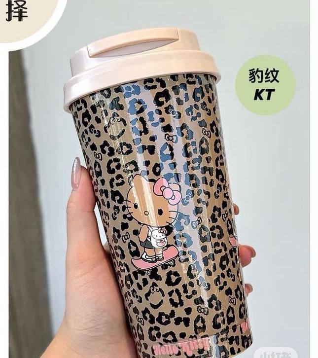 *Bottle ❤️‍🔥*
"Double Drinking" - Choose between direct drinking and using a straw as you wish.🦋
Very good quality 🔥
With boxes 🗃️ 
60 dhs💓

Zain216
♥️♥️♥️