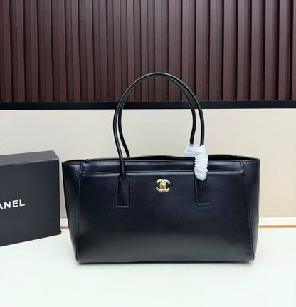 CHANEL 
COPY ONE 
220 dhs🇦🇪🇦🇪
SIZE: 35cm

Zain295
♥️♥️♥️