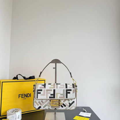 Fendi
high quality 

130 dhs🪙🖤

Withbox
🎁🎁🎁

Zain143
♥️♥️♥️
