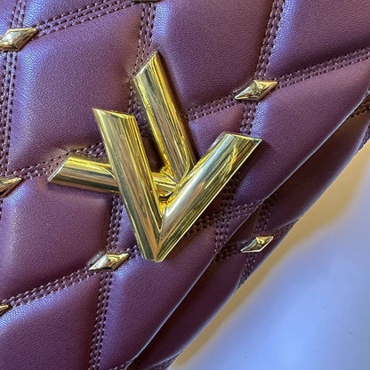 LV 
COPY ONE  

WITH BOX 
🎁🎁🎁

140 dhs🪙🖤

Zain39
♥️♥️♥️