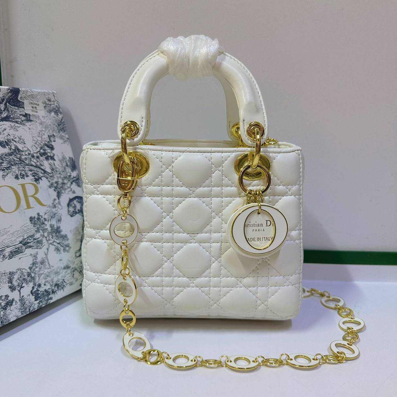 DIOR 
 HIGH QUALITY 
WITH BOX 🎁
130 dhs✅

Zain39
♥️♥️♥️