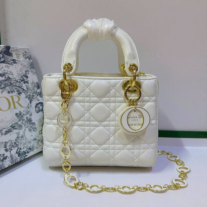 DIOR 
 HIGH QUALITY 
WITH BOX 🎁
130 dhs✅

Zain39
♥️♥️♥️