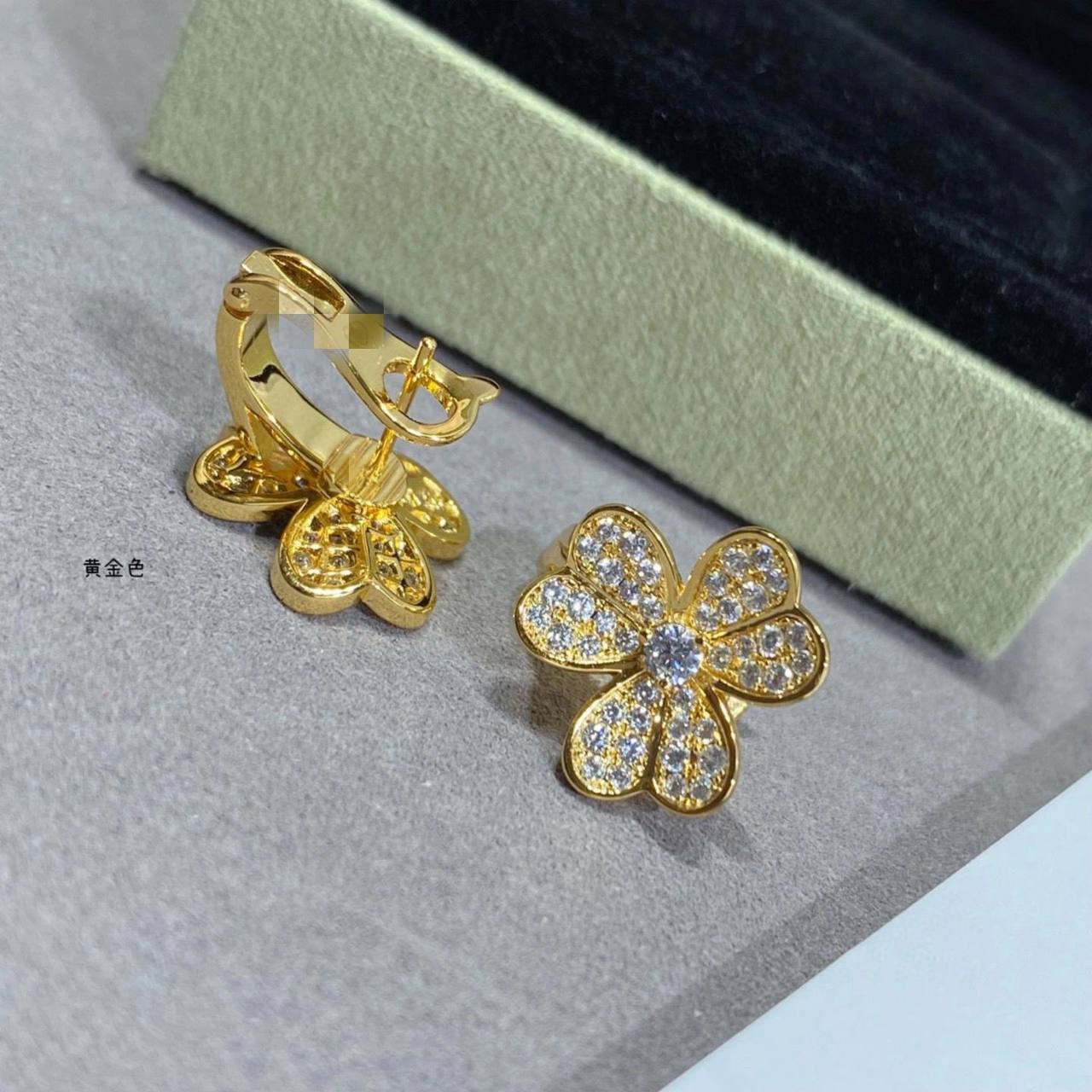 VCA ❤️‍🔥*
Earring 🐦‍🔥
Master quality 💯
With normal boxes 📦 
60 dhs✅
With master box 🗃️ 
95 dhs✅

Zain216
♥️♥️♥️