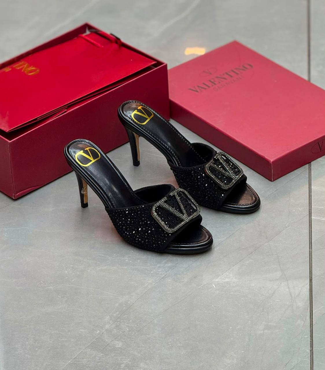 Valentino

Size  36 to 41 

90 dhs💓

Zain80
♥️♥️♥️