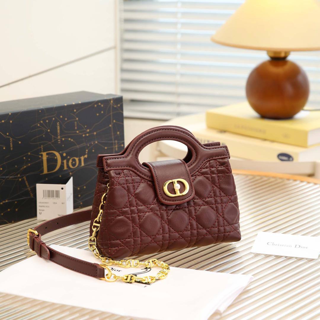 Dior

95 dhs✅

high quality 

With box
🎁🎁🎁

Zain26
♥️♥️♥️