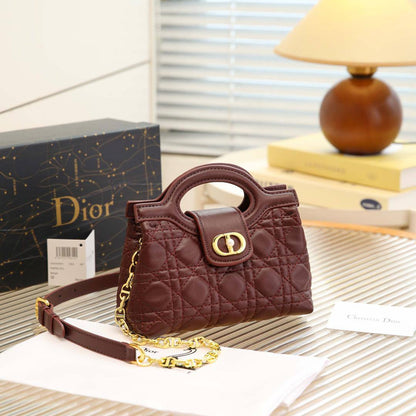 Dior

95 dhs✅

high quality 

With box
🎁🎁🎁

Zain26
♥️♥️♥️